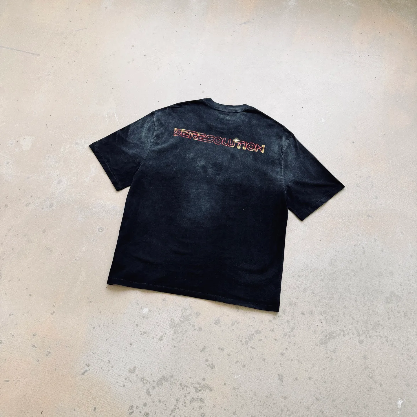 P138 # CTS-107 Saint 26SS "TRON ARES God of War Ares" limited edition. 260g heavyweight pure cotton fabric after washing. Retro single-stitch heaven and earth stitch technology + sandblasting and yeast washing to fade + hand-cut ribs. Size: S M L XL Customized 260g gram weight 100% cotton special washed fabric that is consistent with the original. With the blessing of imitation sun-drying, heavy sandblasting and fading + edge grinding + Assute fermentation and washing, the cotton feel on the surface of the fabric is well presented. Both the texture and feel are ceiling level. After the ready-made garments undergo a series of heavy washing and distressing processes, the retro and high-end sense of the entire garment is directly to the top. The garment making process of the entire garment adopts Saint The most common and complex single-needle sewing process (commonly known as single-thread heaven and earth stitch) among vintage vintage brands such as Michael. The movie "TRON: ARES" is very deep in concept and theme. It subverts the previous setting of the series of "human beings entering the digital world" and instead focuses on "digital existence entering reality". It takes the "emergence" process of Ares ARES from pure program to awakening consciousness as the core, and integrates the concept of "emergence" in biology and informatics. It also uses elements such as Gnostic mythology and Jewish "golem" legends to sublimate the story from a cyberpunk adventure to a philosophical allegory that explores the relationship between human nature and technology. This profound ideological core far exceeds other works of the same type.